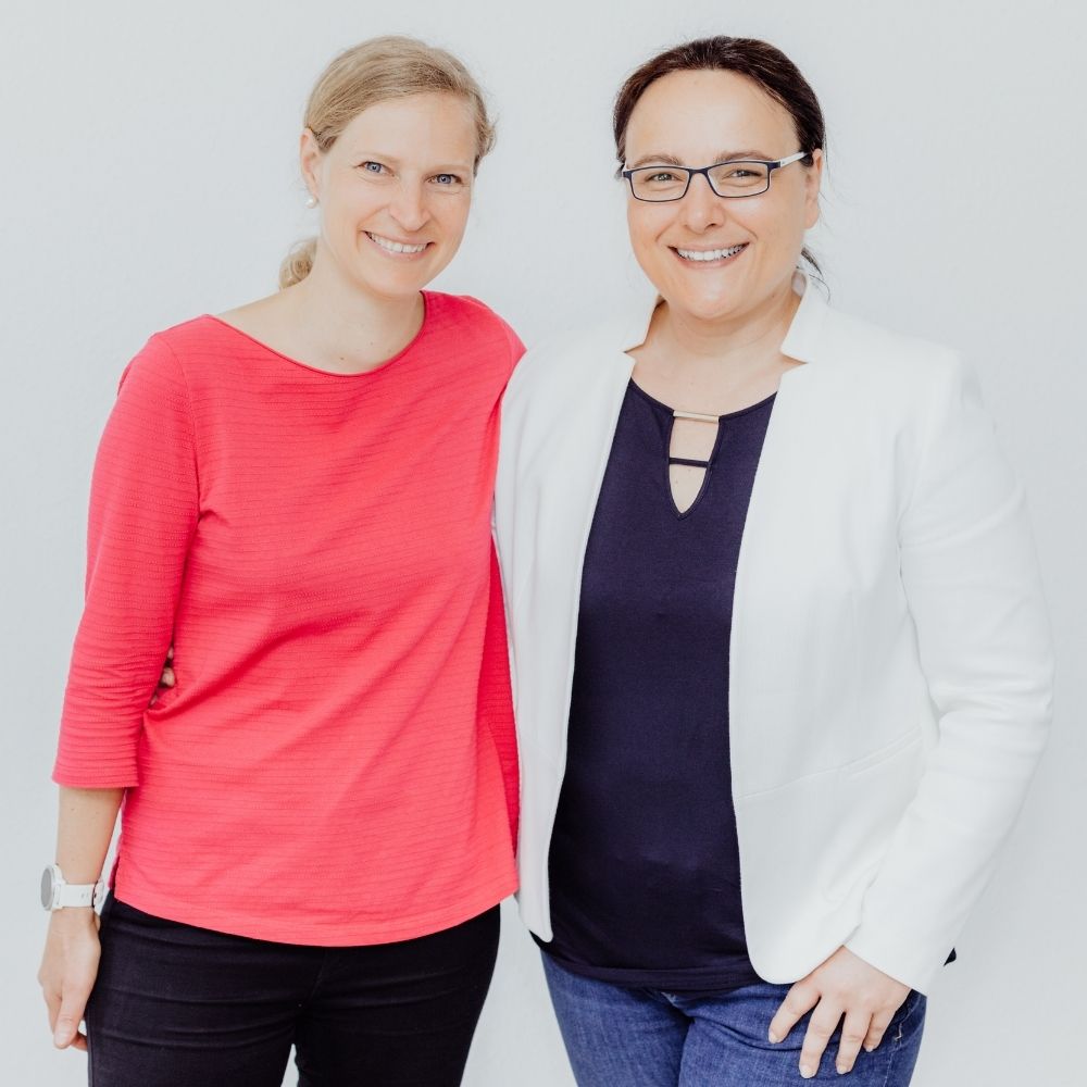 die coaches sandra frank und nathalie mazingue lächeln freundlich in die kamera
