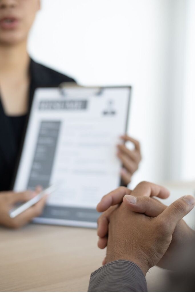 eine person präsentiert zu einem führungskräftetraining in Sachsen und Thüringen Unterrichtsmaterial auf einem Chart