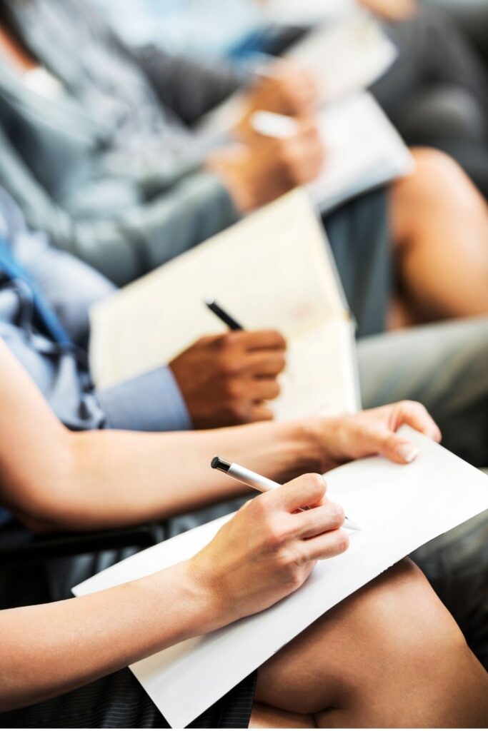 nahaufnahme von mehreren personen bei einem seminar und workshop in sachsen und thüringen